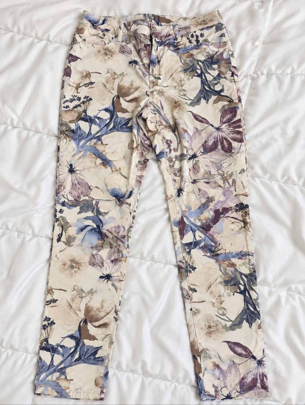 CHICOS Watercolor Floral Ankle Pants. Cotton Blend. Super Soft. Great Condition.
